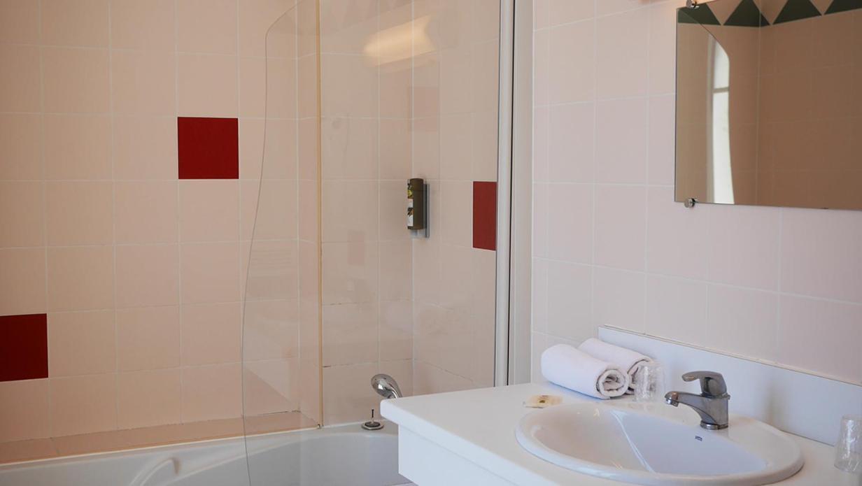 Hotel Logis Saint Louis La Suze-sur-Sarthe Exterior foto
