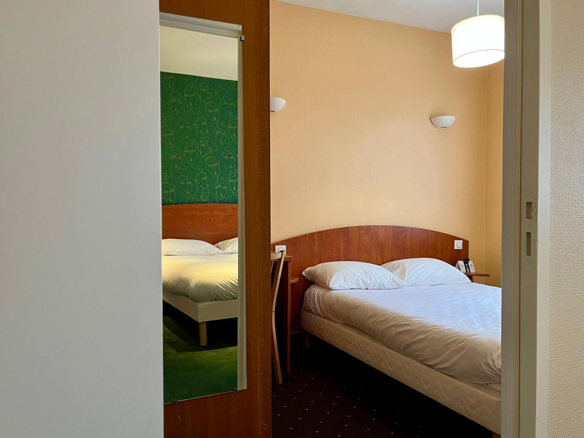 Hotel Logis Saint Louis La Suze-sur-Sarthe Exterior foto