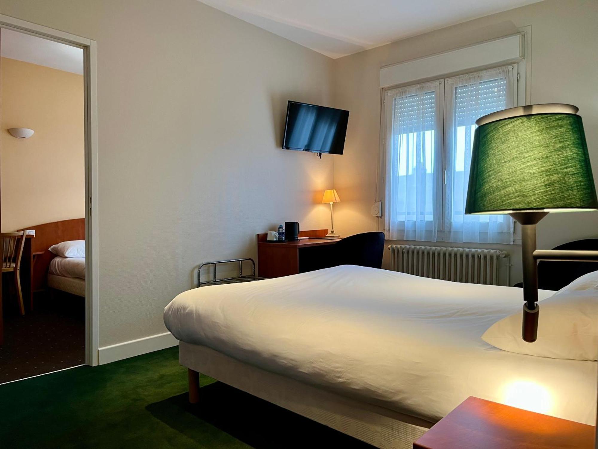 Hotel Logis Saint Louis La Suze-sur-Sarthe Exterior foto