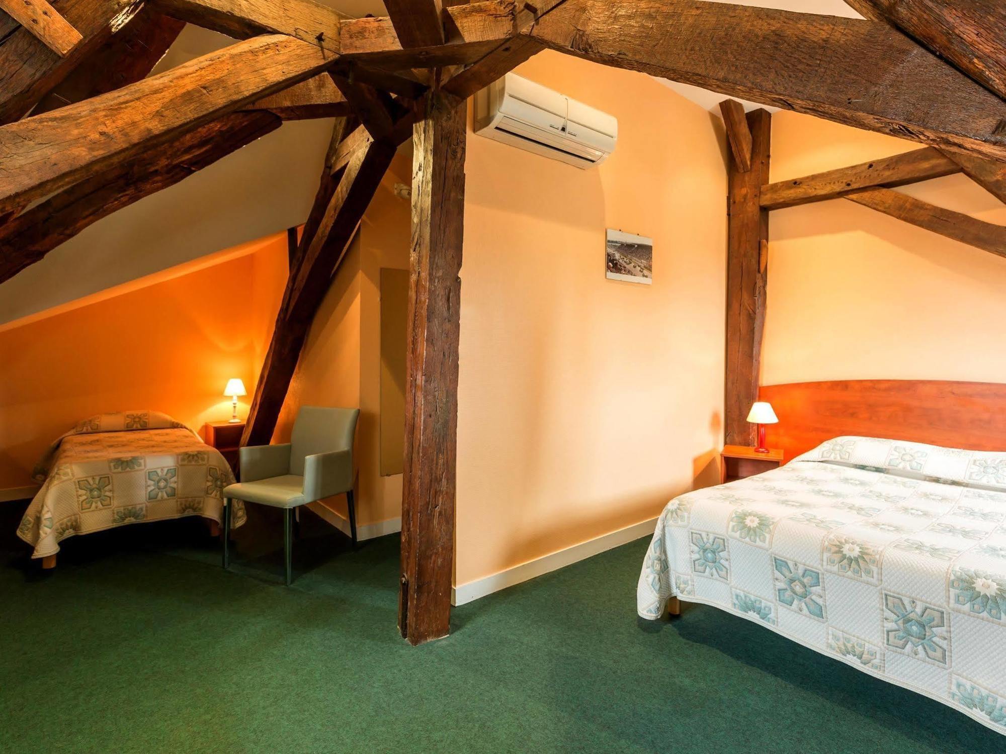 Hotel Logis Saint Louis La Suze-sur-Sarthe Exterior foto