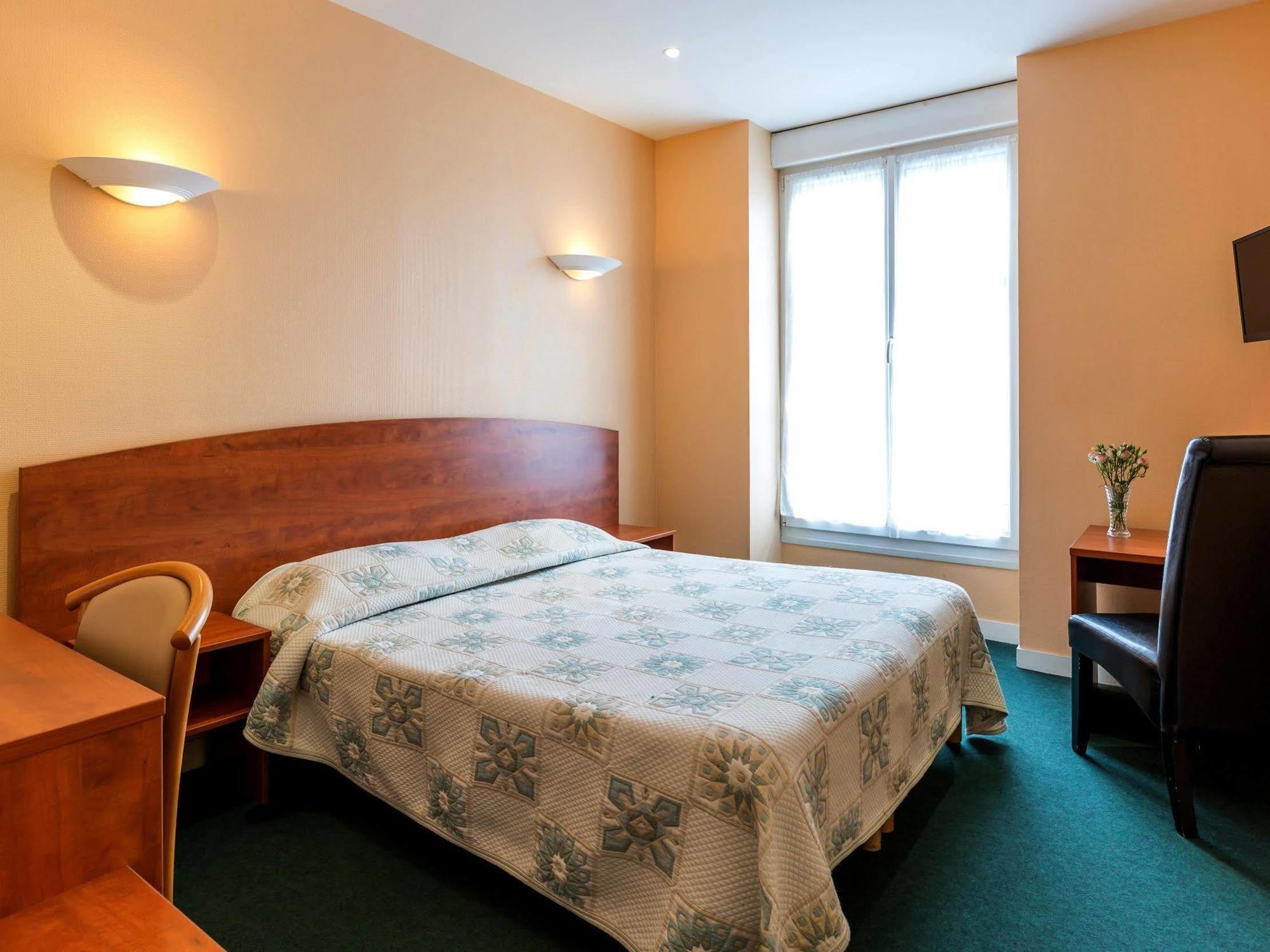 Hotel Logis Saint Louis La Suze-sur-Sarthe Exterior foto