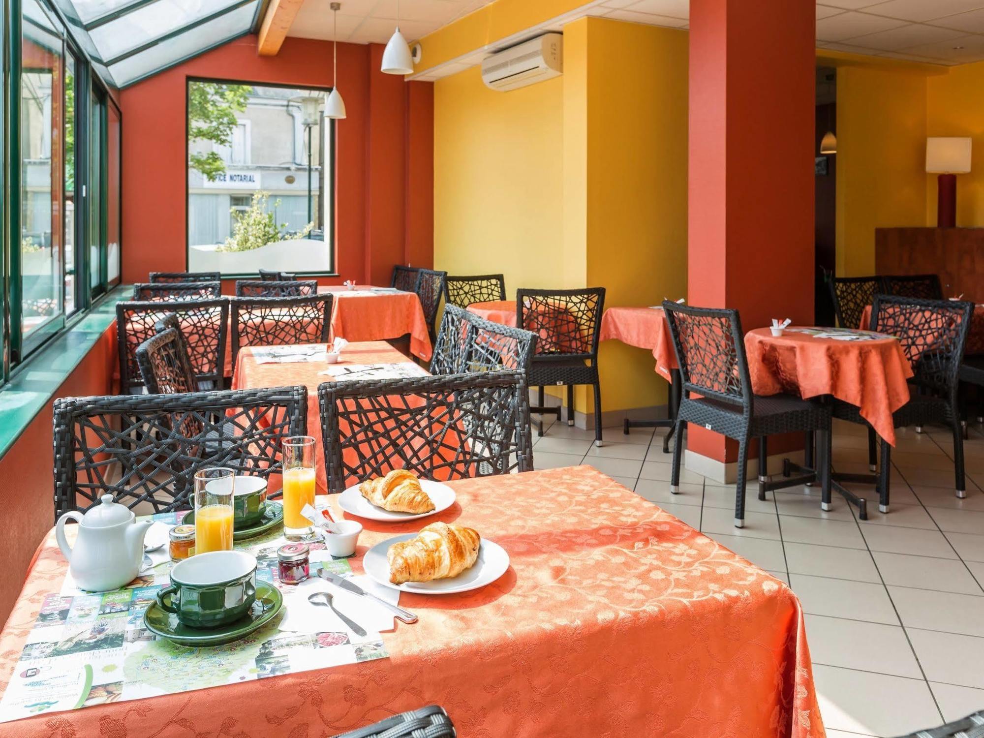 Hotel Logis Saint Louis La Suze-sur-Sarthe Exterior foto
